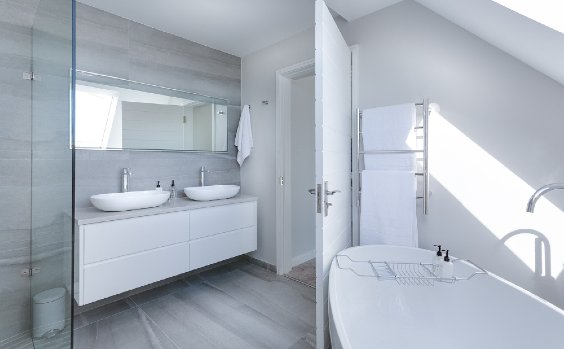 Badewanne in minimalistischem Badezimmer