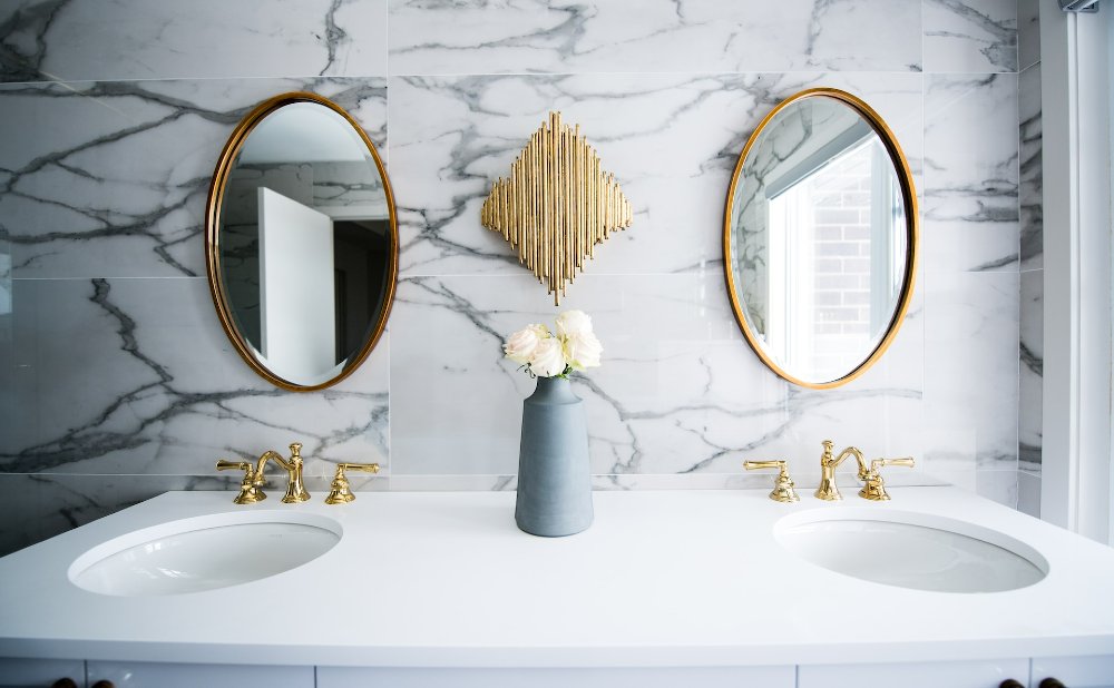Badezimmer mit zwei goldenen Spiegeln