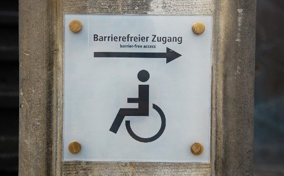 Barrierefreier Zugang rechts