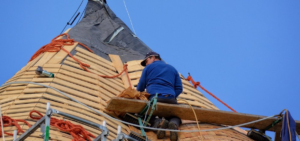 Handwerker bei der Arbeit an einem runden Dach