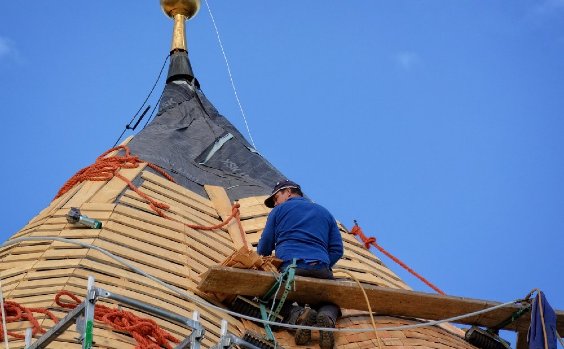 Handwerker bei der Arbeit an einem runden Dach