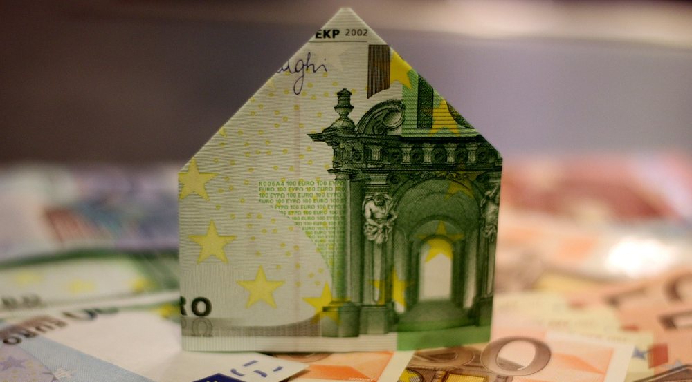 Haus mit Euroscheinen