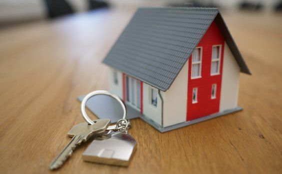Miniaturhaus mit Schlüssel