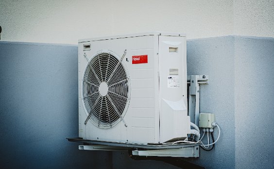 Klimaanlage an Wand angeschraubt