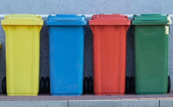 Mülltonnen in unterschiedlichen Farben