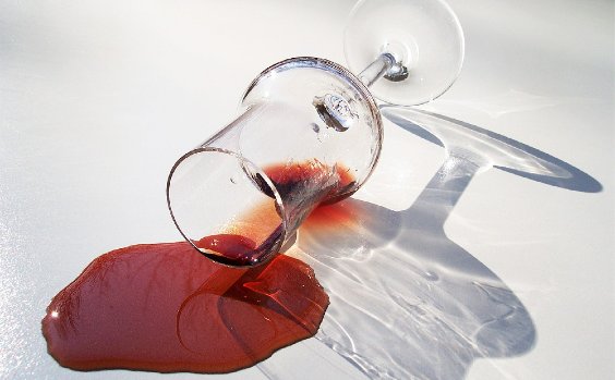 Rotweinglas umgekippt 