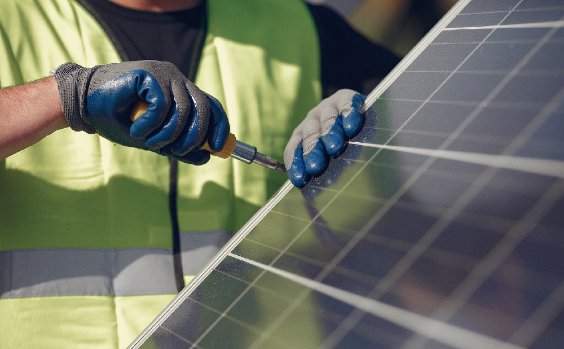 Solartechniker bei der Arbeit