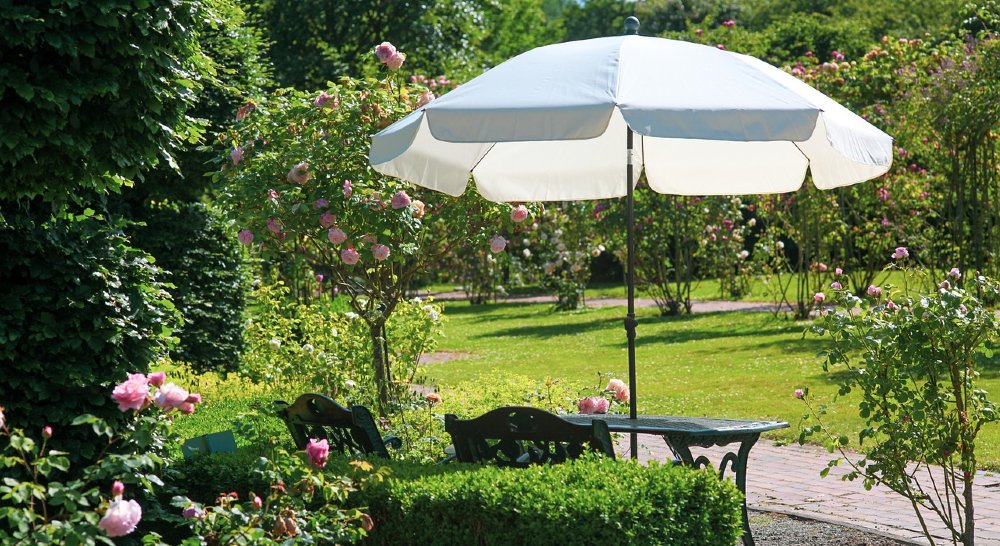 Sonnenschirm im Garten