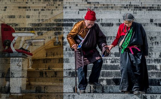 Treppenlift an Stufen mit altem Mann