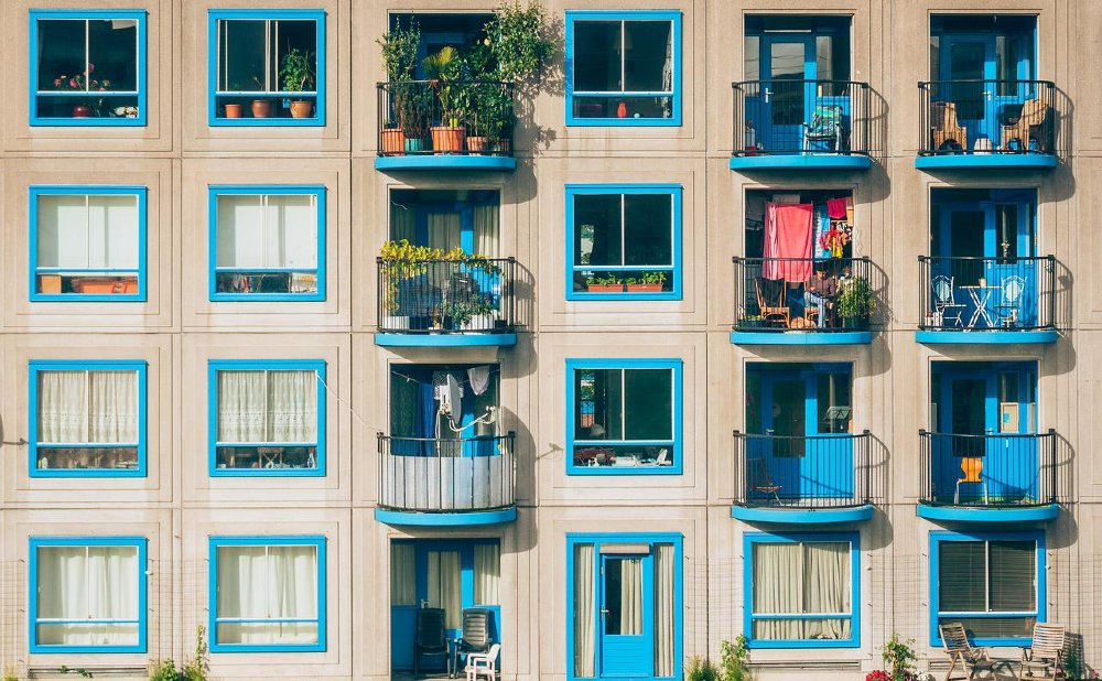 Wohnungen mit blauen Fenstern